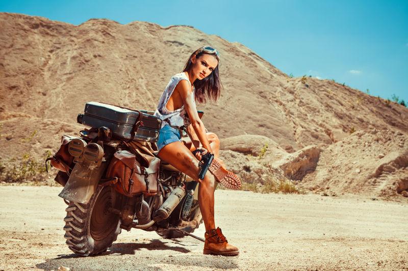 美女在泥地骑摩托车图片