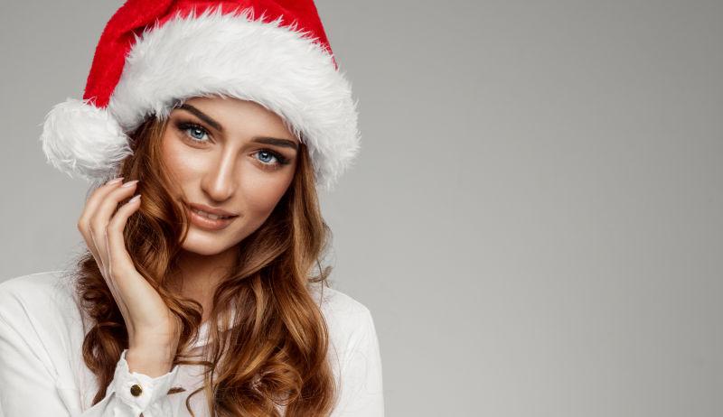 戴圣诞帽子美丽女模特肖像