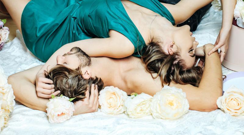 白色床单上的性感情侣