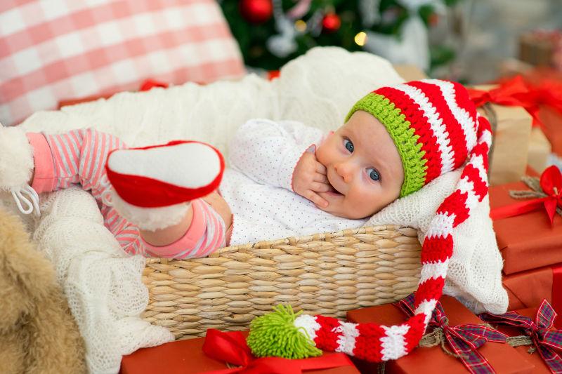 躺在婴儿筐里的圣诞婴儿