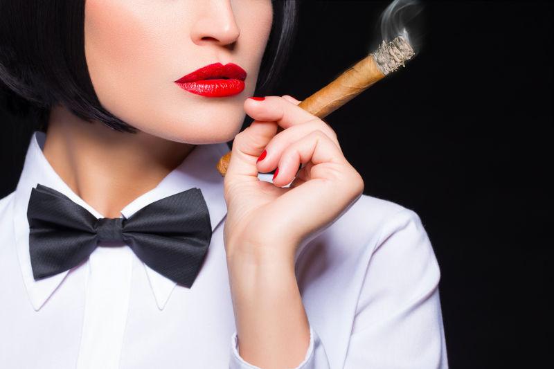 带雪茄的黑帮女人