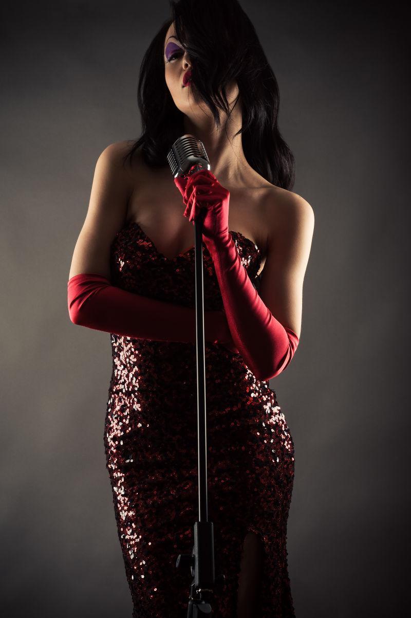 带复式麦克风的女人