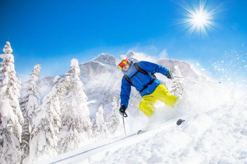 高山滑雪者滑着雪下坡