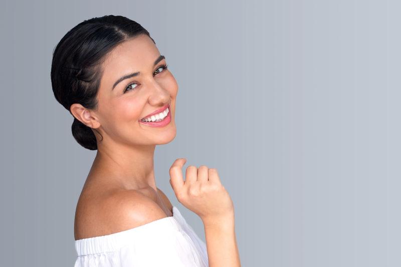 露出洁白牙齿微笑的美女模特