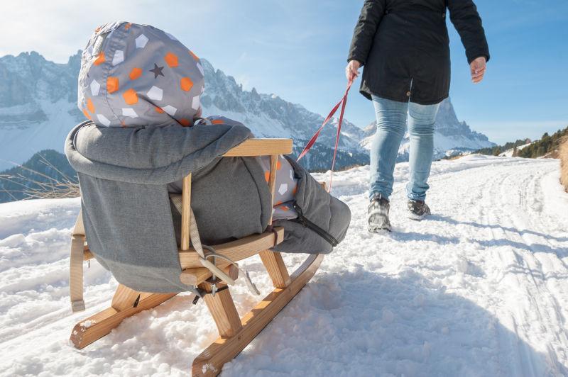 父母和儿子拉雪橇