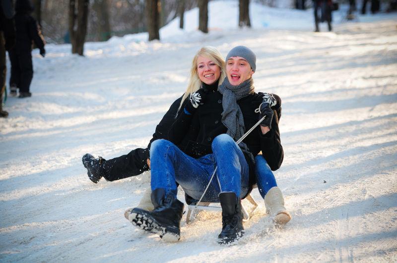 雪橇上的青年男女