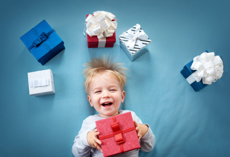 拿着礼物的孩子