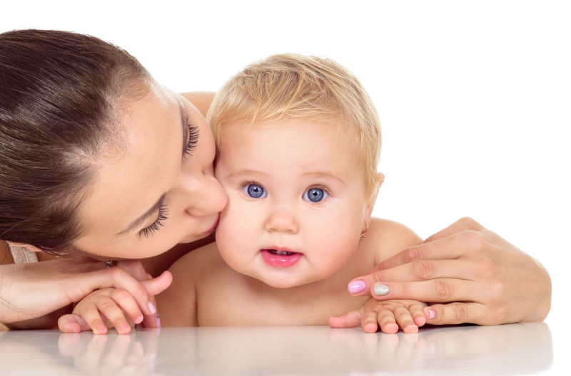 幸福的家庭中的妈妈和小婴儿