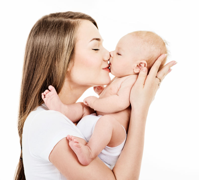 幸福母亲和刚出生婴儿亲吻