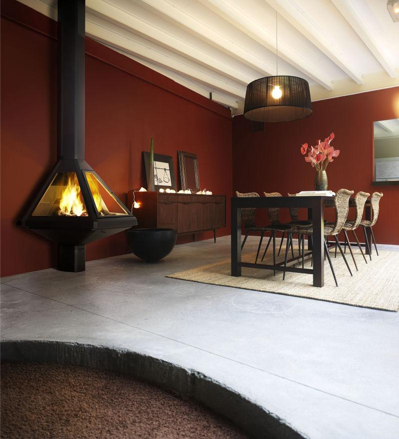 带有壁炉的温暖餐厅内部设计