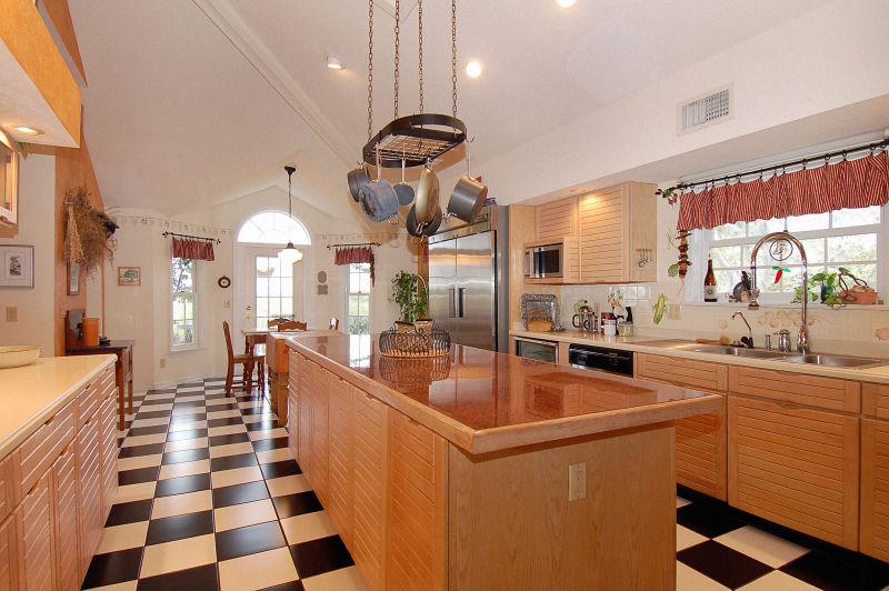 明亮的餐厅和厨房内部的装修设计效果