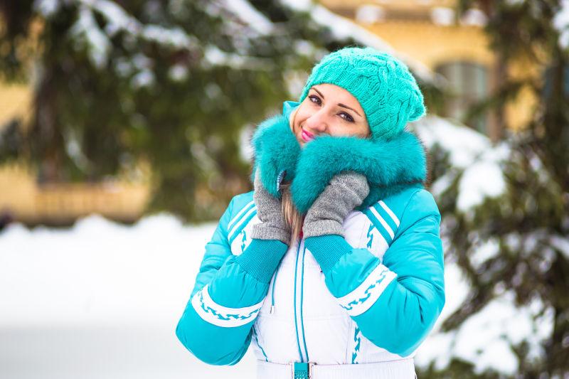 年轻的快乐女人在冬天的城市的公园