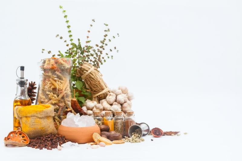 白色背景中的丰富的印度香料和草本植物