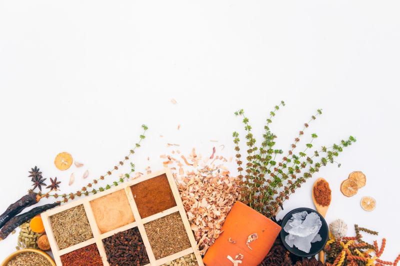 白色背景中的各种印度香料和草本植物