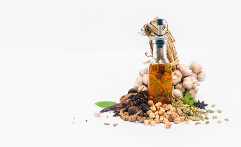 白色背景下丰富的香料和草本植物