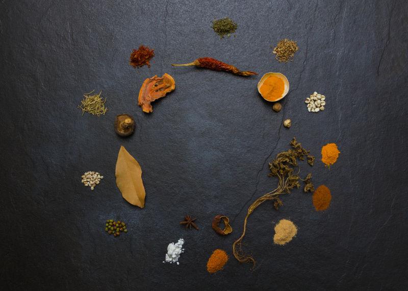 黑色石材背景中的食物香料