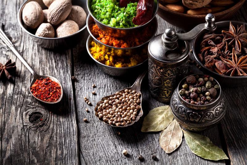 木制背景中各种美食香料