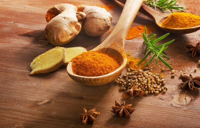 木制背景中食物香料和草本植物