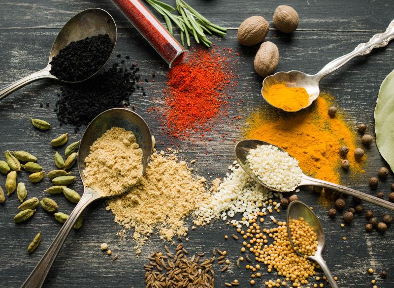 厨房桌面上五颜六色的食物香料和勺子