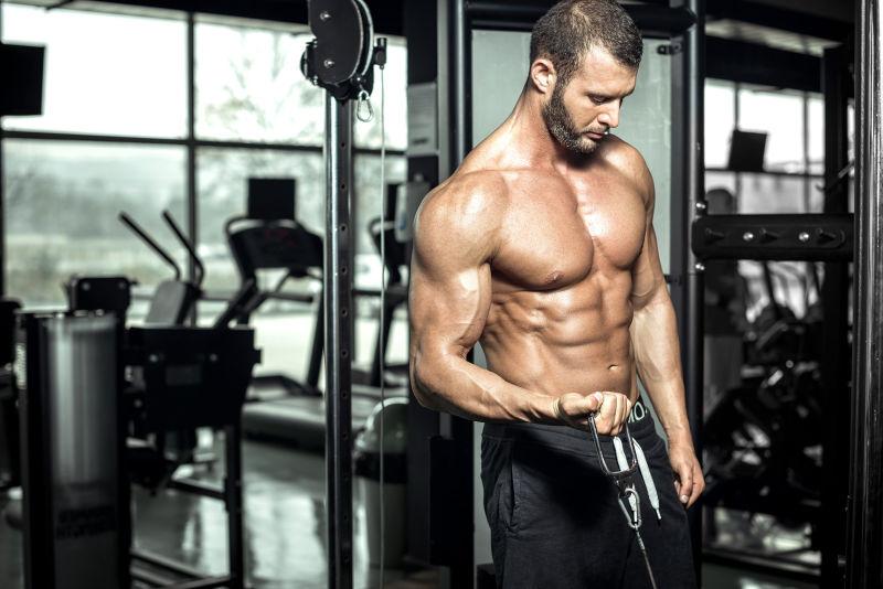 使用二头肌缆绳健身的男子