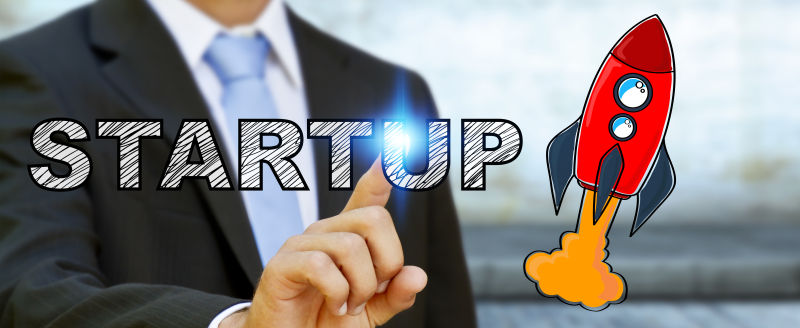 商人触摸启动手绘文本和红色火箭