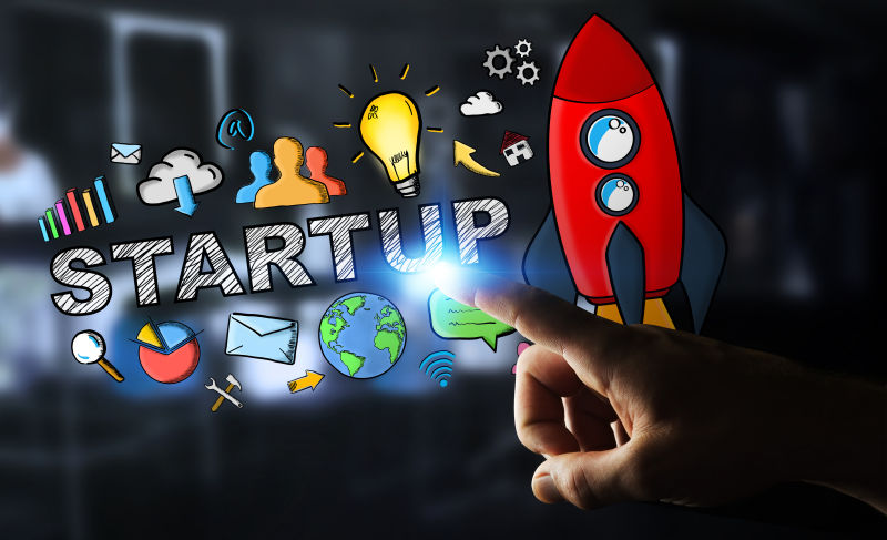 黑色背景下商人触摸红色启动按钮