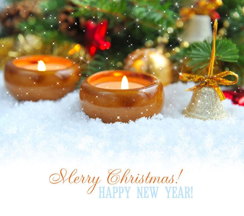 圣诞背景上的蜡烛和各种装饰品