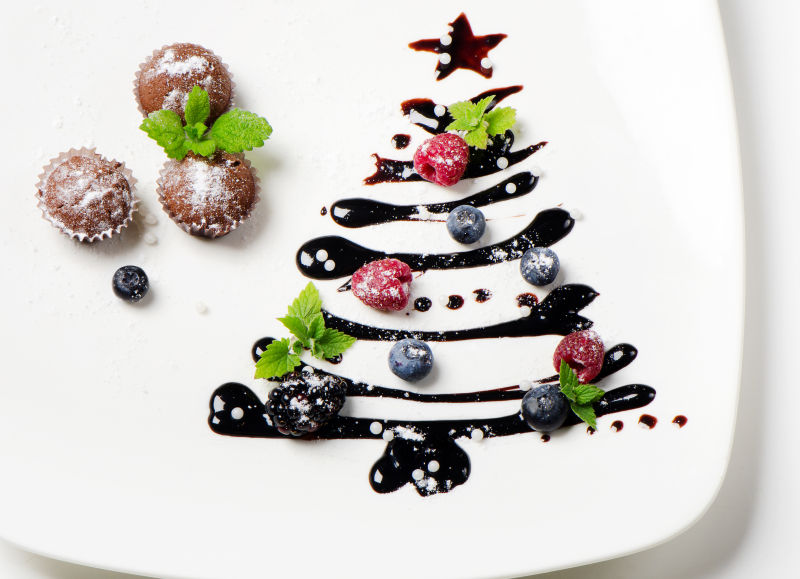 白色盘子上的圣诞树样式的甜品