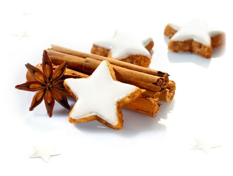 白色背景上的饼干与香料