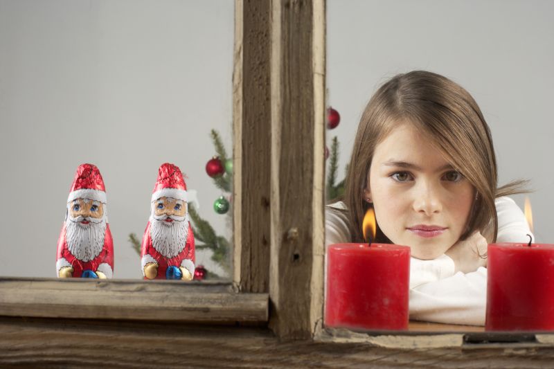 可爱的美女在窗台等待着礼物
