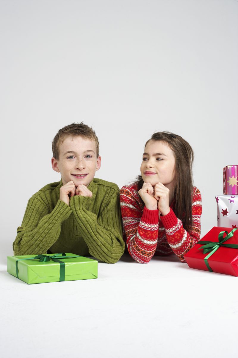 一对快乐的男孩与女孩