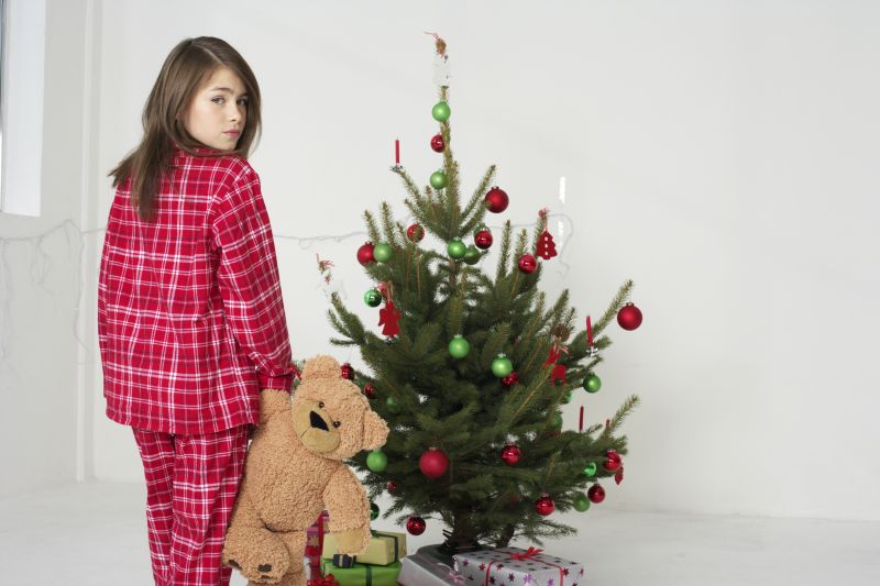 拿着玩偶熊的女孩