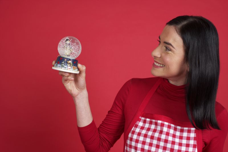 看着玻璃球的美女