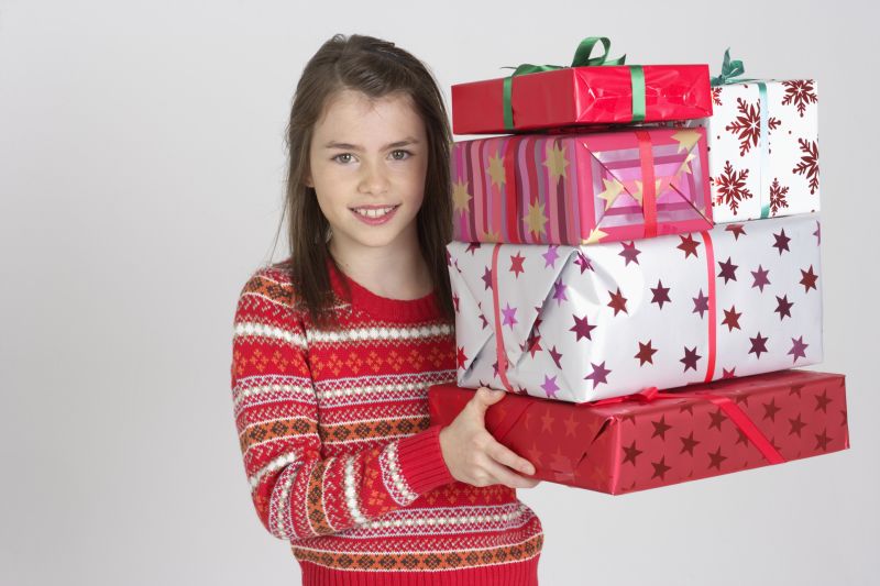 拿着大量圣诞礼物的女孩