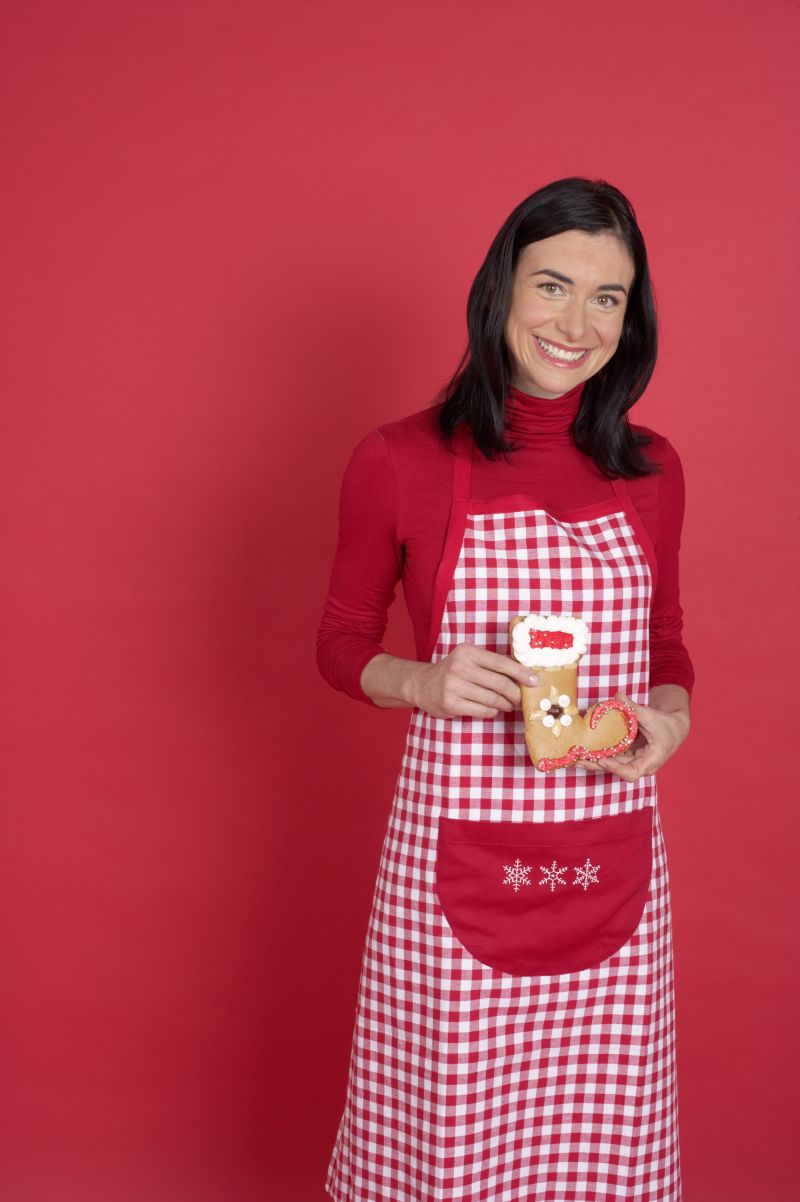 开心的拿着饼干的美女