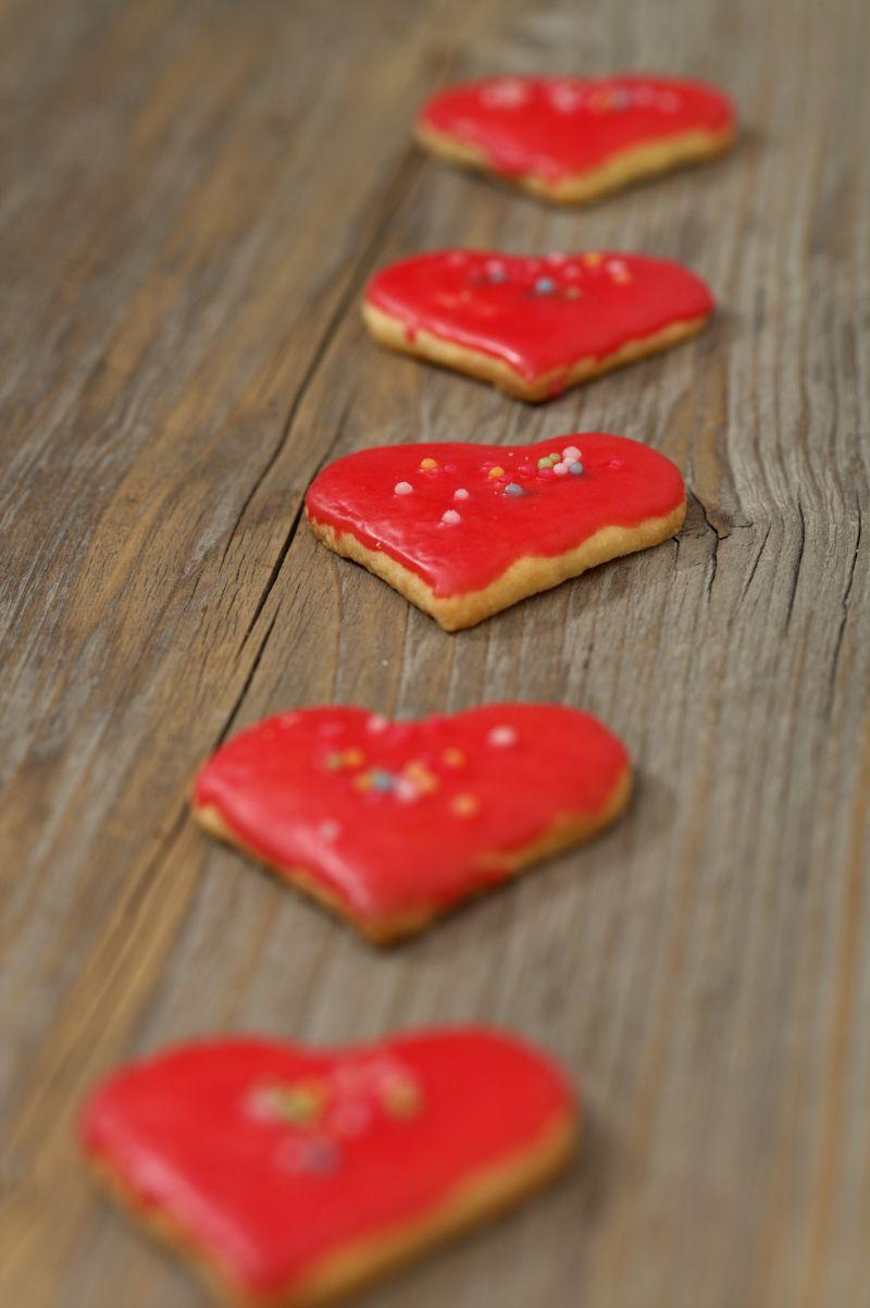 桌子上排列整齐的五个圣诞红心