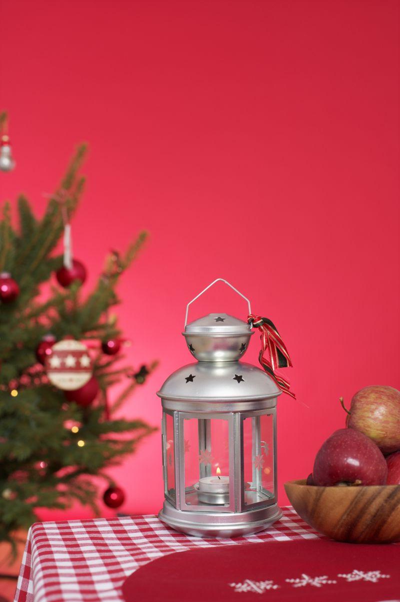 圣诞树边桌子上的一盏美丽的油灯