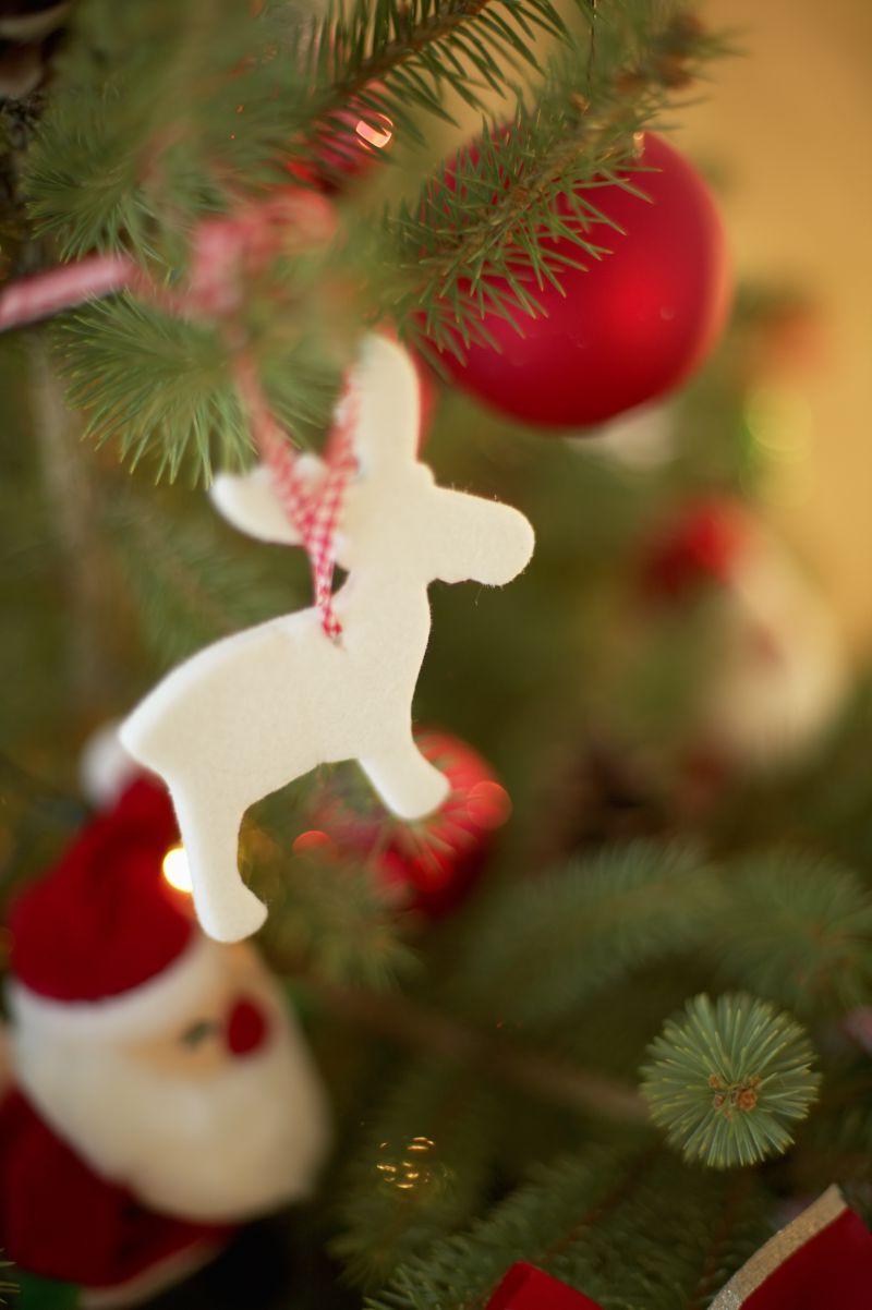 圣诞树枝头上的驯鹿装饰品