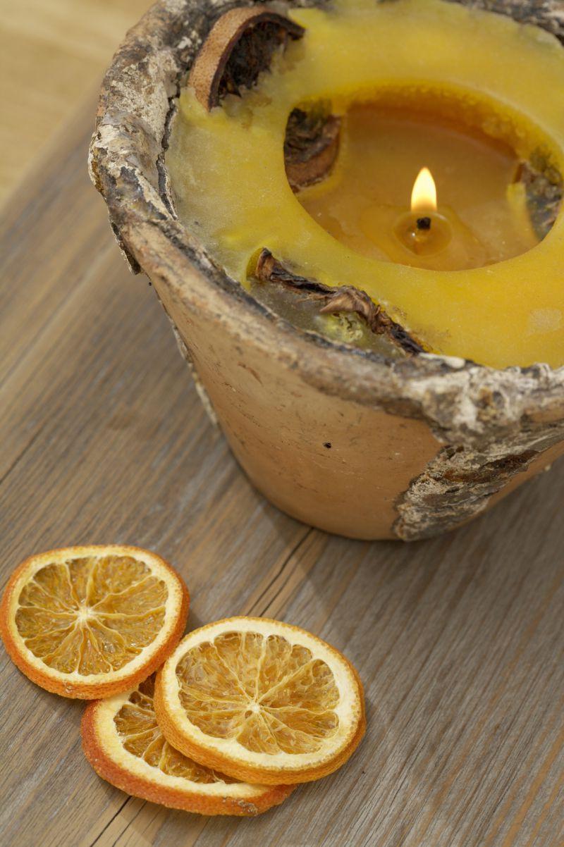 木桌上的蜡烛和香橙片