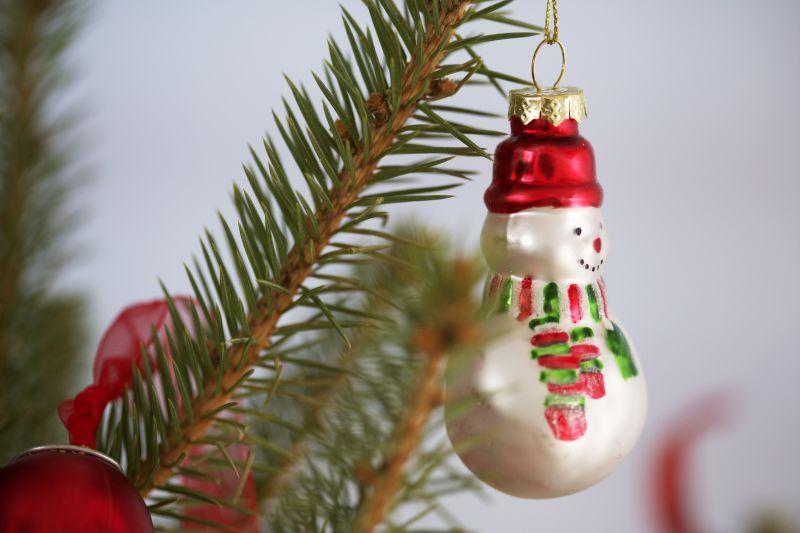 圣诞树枝头挂着圣诞雪人装饰品
