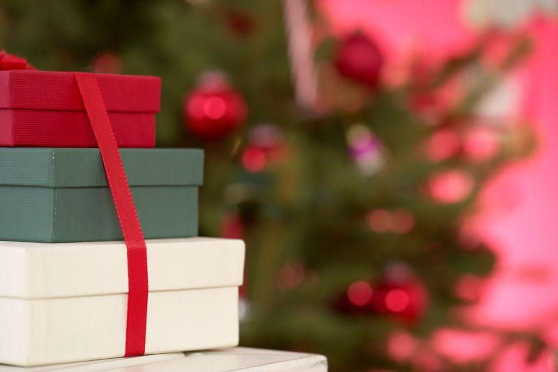 房间圣诞树边桌子上有三个礼物盒