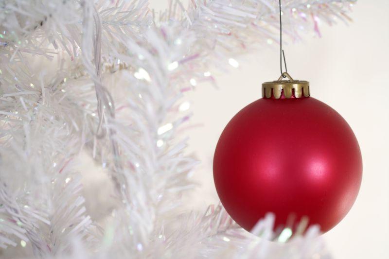 圣诞树上的一个红色装饰铃铛