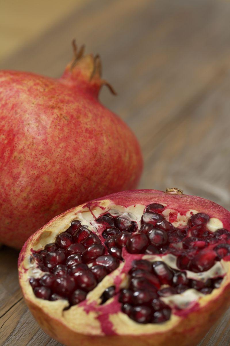 条纹木桌上的美味石榴