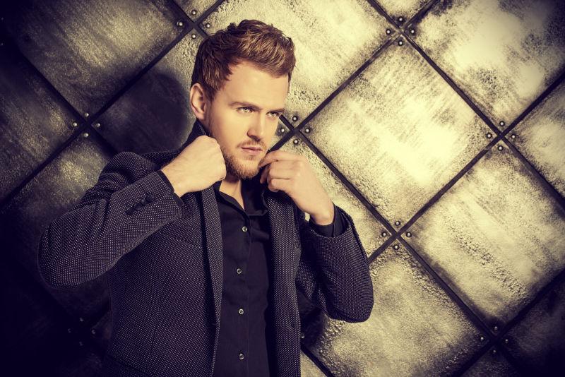 时尚沉稳的男性模特