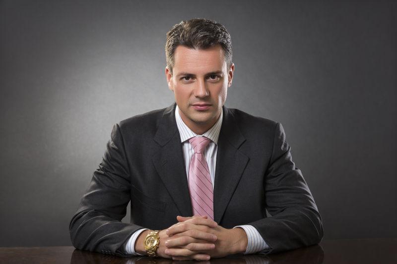 气质沉稳的商人