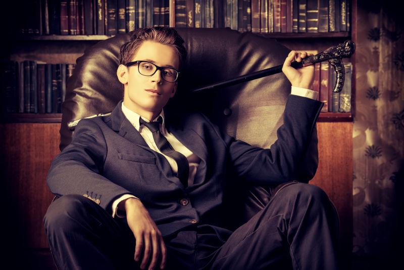 办公室老板椅上的商人