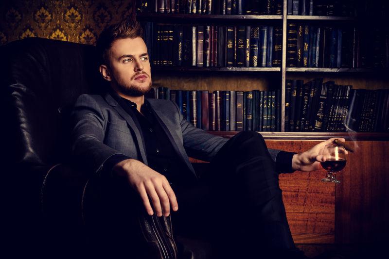 闲暇时光书房里的男人