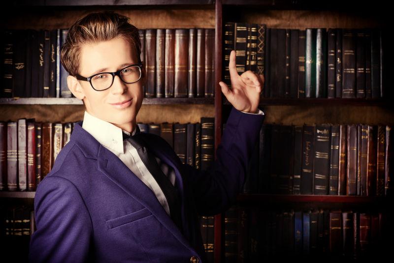 在书房里的成功男人