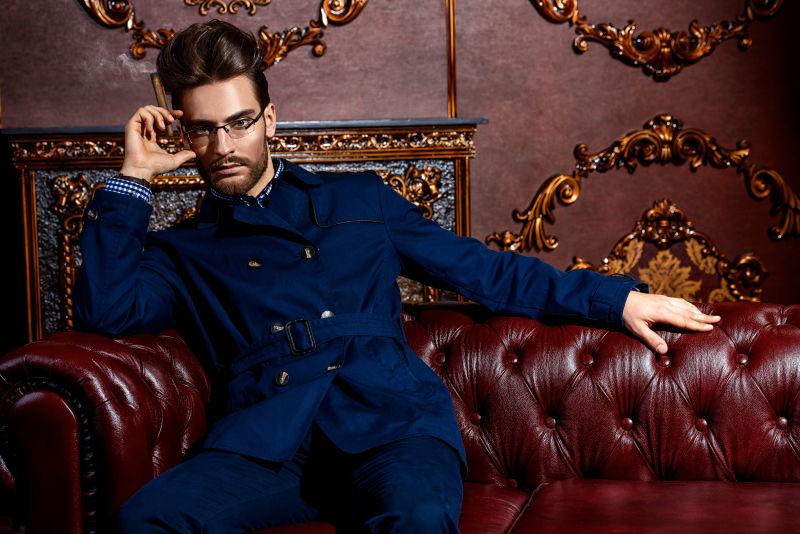 坐在沙发上的男模特