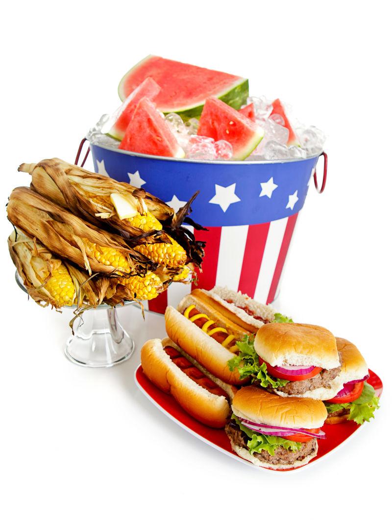 美味的汉堡套餐和冰镇西瓜